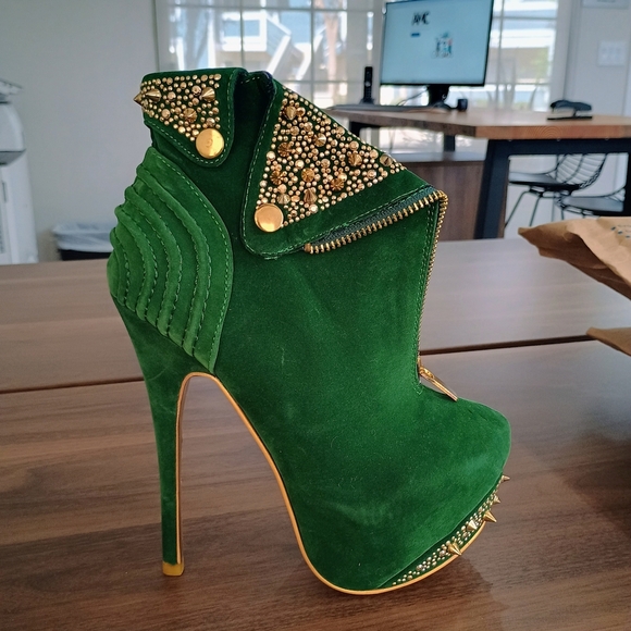 Alba Green Heels with Gold Accents - Picture 2 of 9